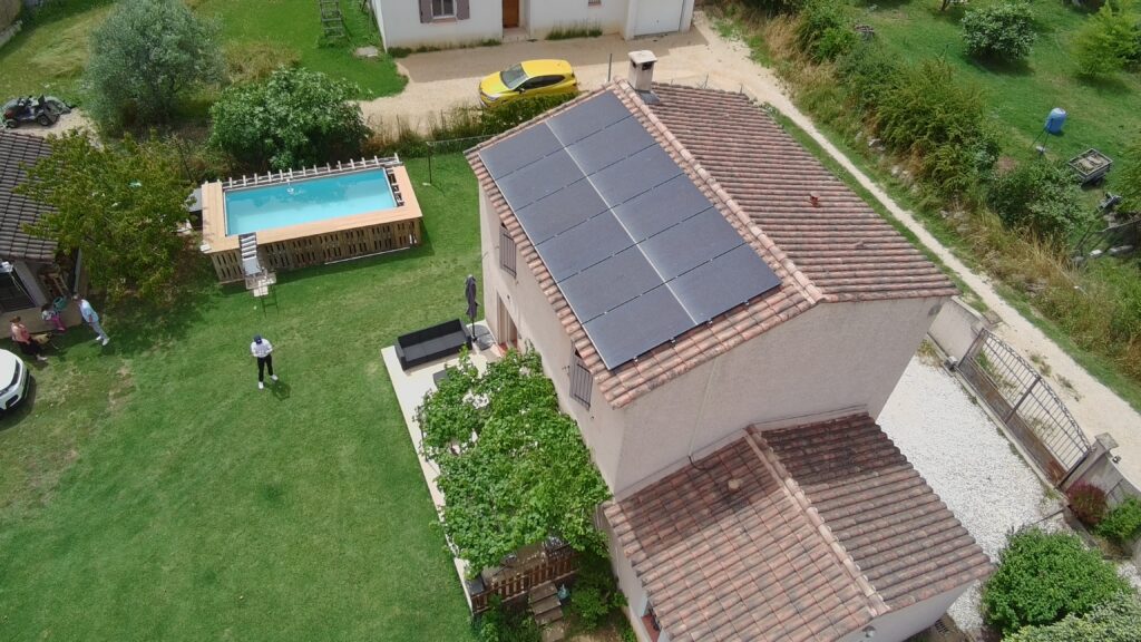 panneaux solaires sur le toit d'une maison.